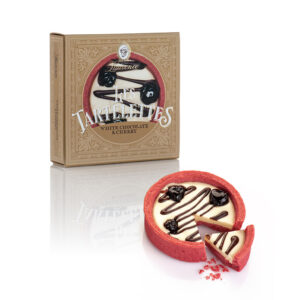 Τάρτα με μπισκότο red velvet, λευκή κρέμα και αγριοκέρασο